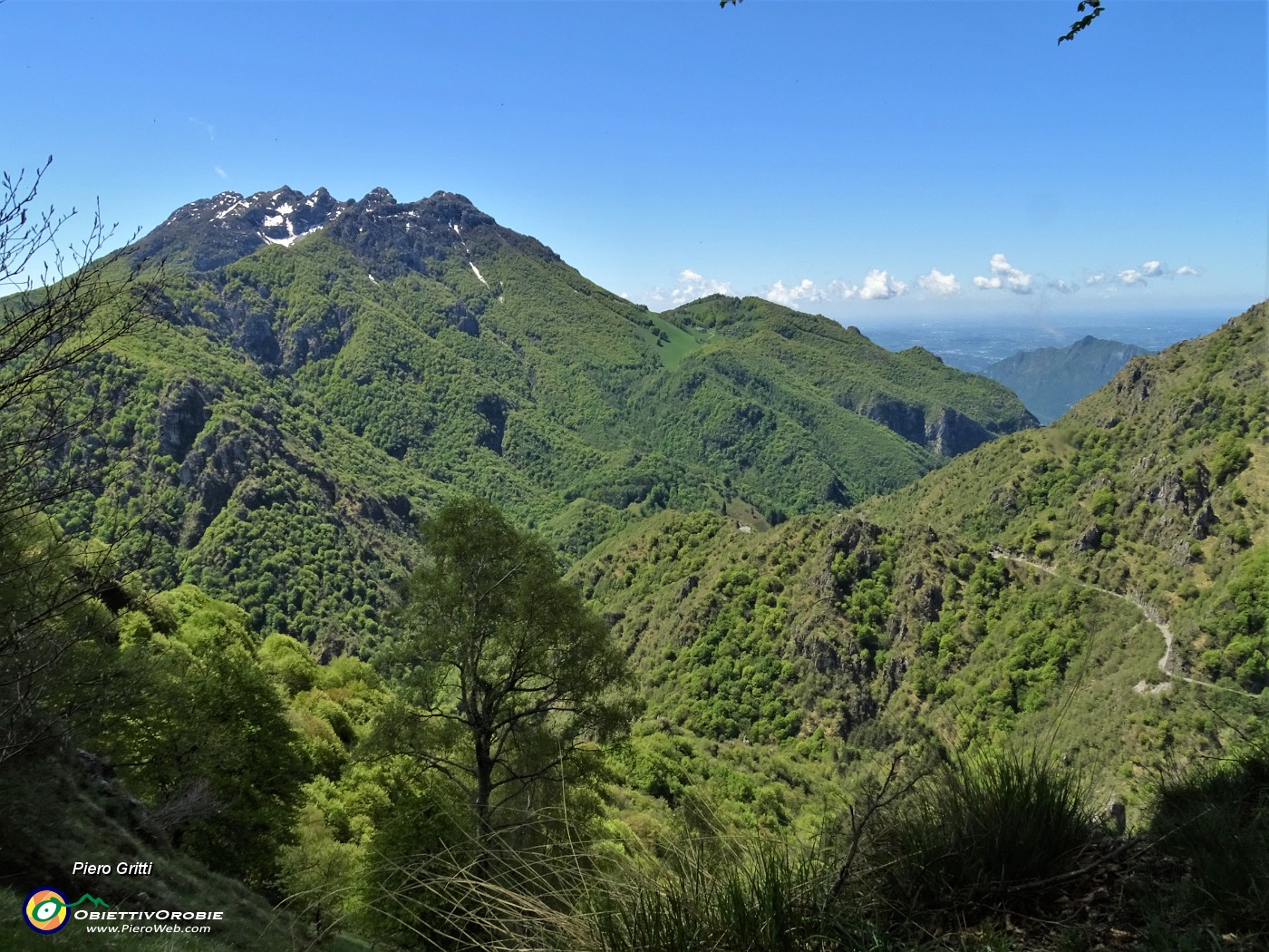 36 Bella vista verso il Resegone -versante nord. Visibile la strada per Morterone.JPG